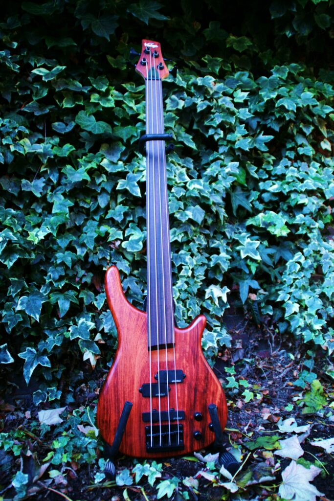 Vintage-series fretless bass guitar